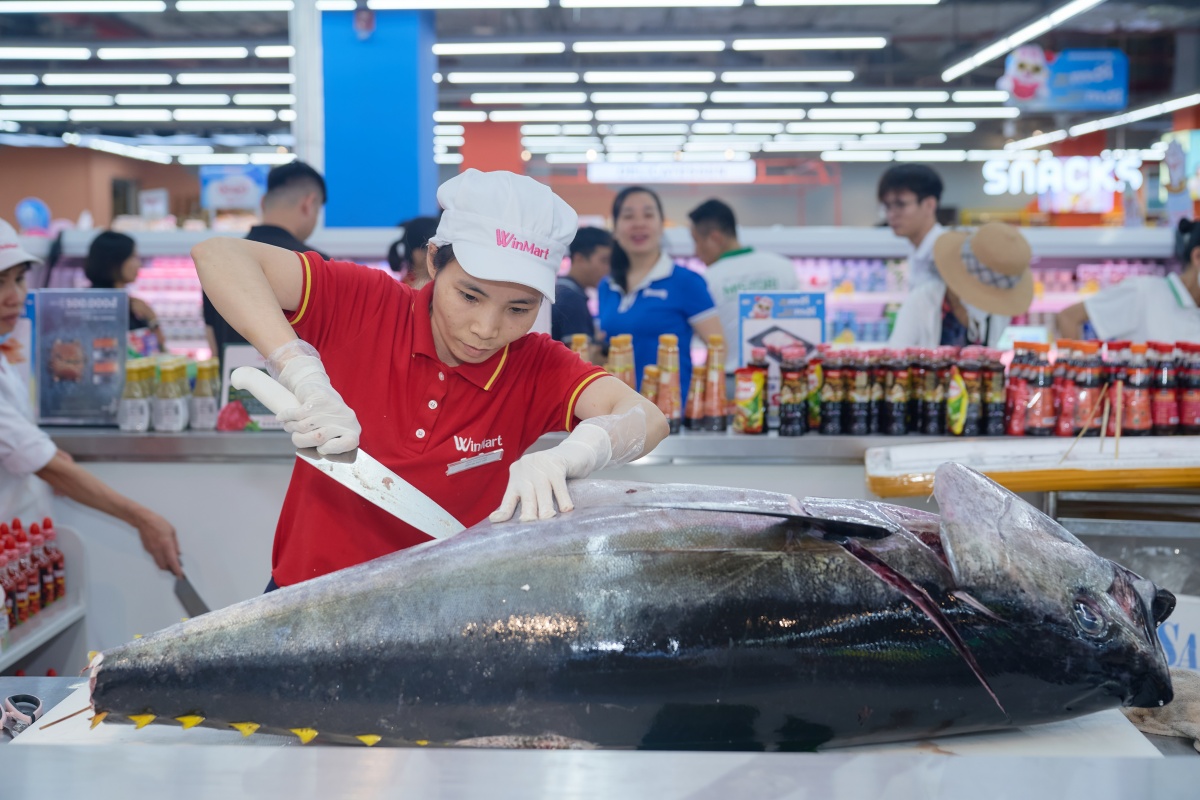Hải sản tươi được sơ chế ngay tại siêu thị WinMart Hải sản tươi được sơ chế ngay tại siêu thị WinMart