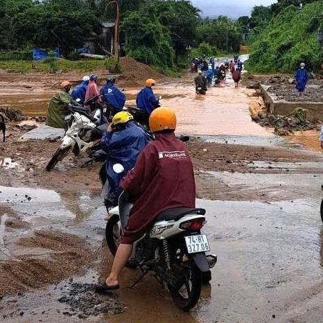 Doanh nghiệp làm điện gió: Bỏ mặc người dân với đường hư, cầu gây ngập lụt