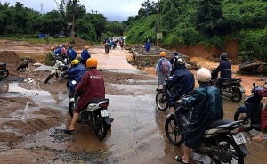 Doanh nghiệp làm điện gió: Bỏ mặc người dân với đường hư, cầu gây ngập lụt