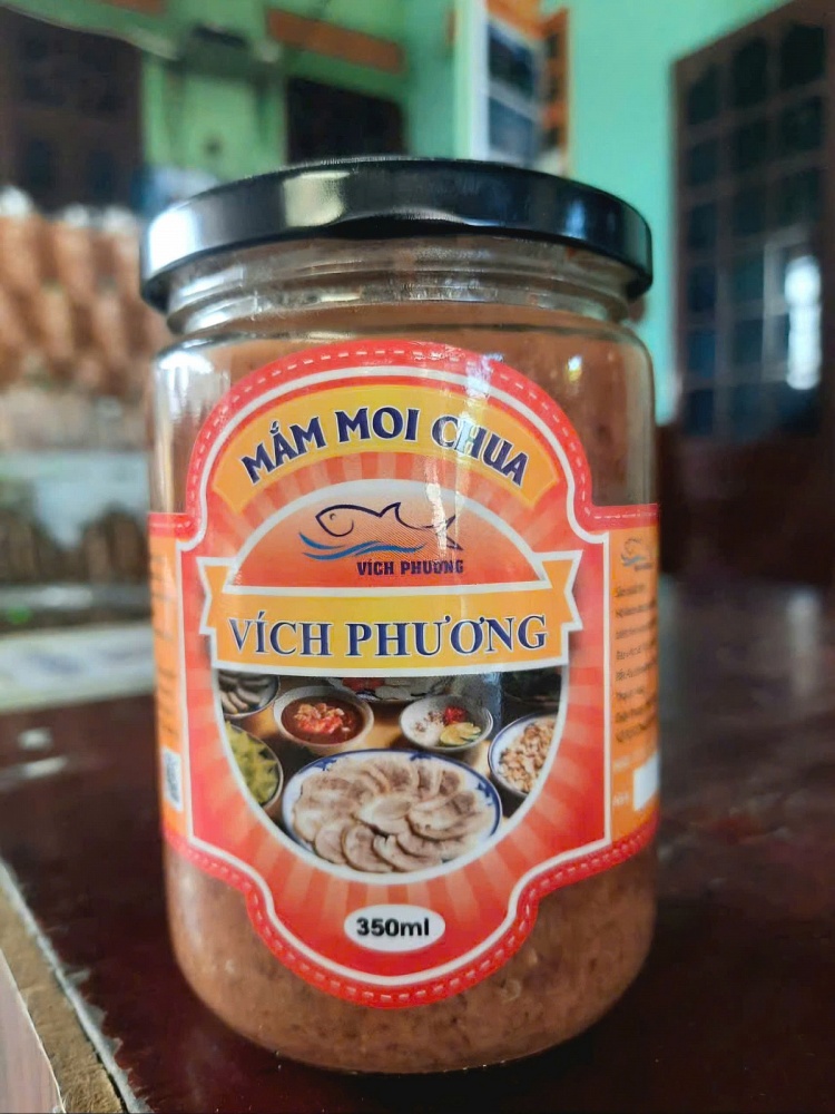 sản phẩm thủ công truyền thống như mắm moi chua Vích Phương. Ảnh: ĐVCC