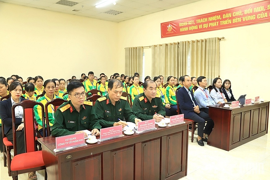 Các đại biểu dự buổi thăm, tặng quà. Ảnh: Thăng Bảy