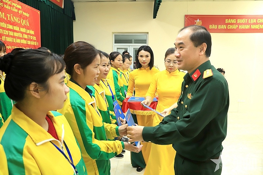 Đại tá Nguyễn Văn Tuấn trao hỗ trợ của Ban Công đoàn Quốc phòng tặng đoàn viên công đoàn, người lao động công ty. Ảnh: Thăng Bảy
