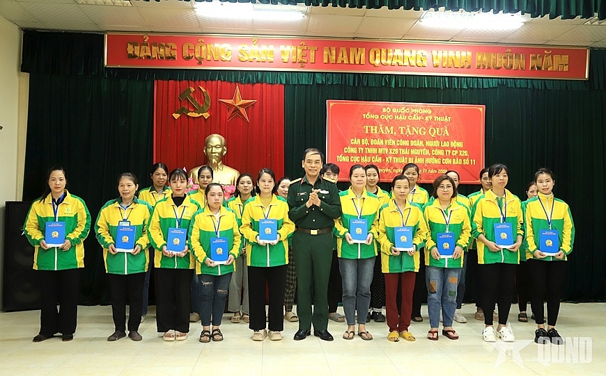 Đại tá Bùi Khắc Quang, Trưởng phòng Công tác quần chúng, Tổng cục Hậu cần - Kỹ thuật trao quà của Ban Công đoàn Quốc phòng hỗ trợ đoàn viên, công đoàn người lao động của công ty. Ảnh: Thăng Bảy