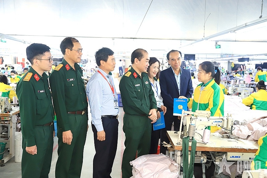 Đoàn công tác của Tổng cục Hậu cần - Kỹ thuật thăm, động viên, trao quà tặng người lao động tại phân xưởng sản xuất Công ty TNHH MTV X20 Thái Nguyên. Ảnh: Thăng Bảy