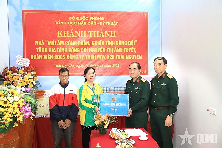 Đoàn công tác trao quà của Ban Công đoàn Quốc phòng tặng gia đình. Ảnh: Thăng Bảy