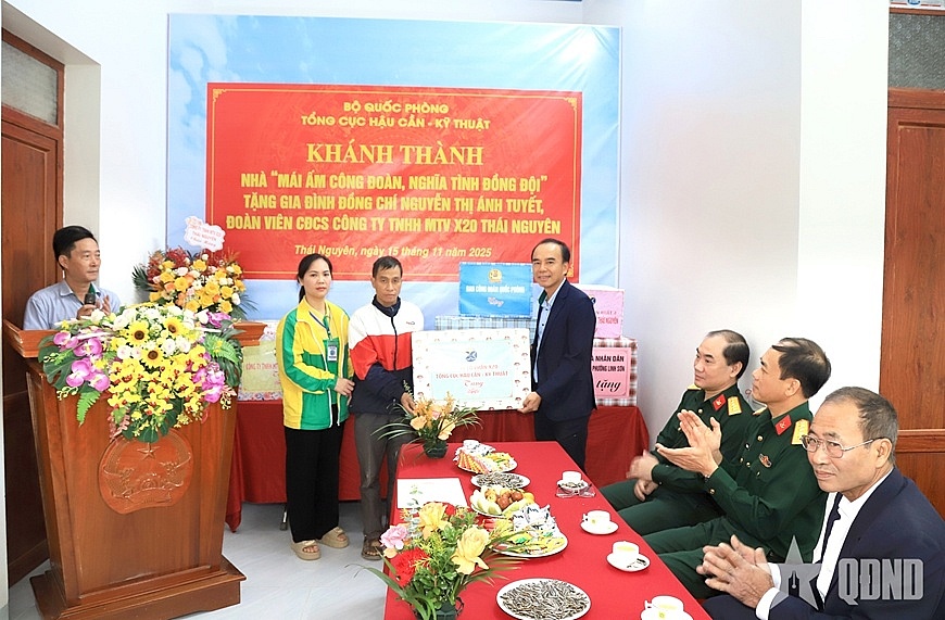 Lãnh đạo Công ty Cổ phần X20 trao quà của công ty tặng gia đình. Ảnh: Thăng Bảy