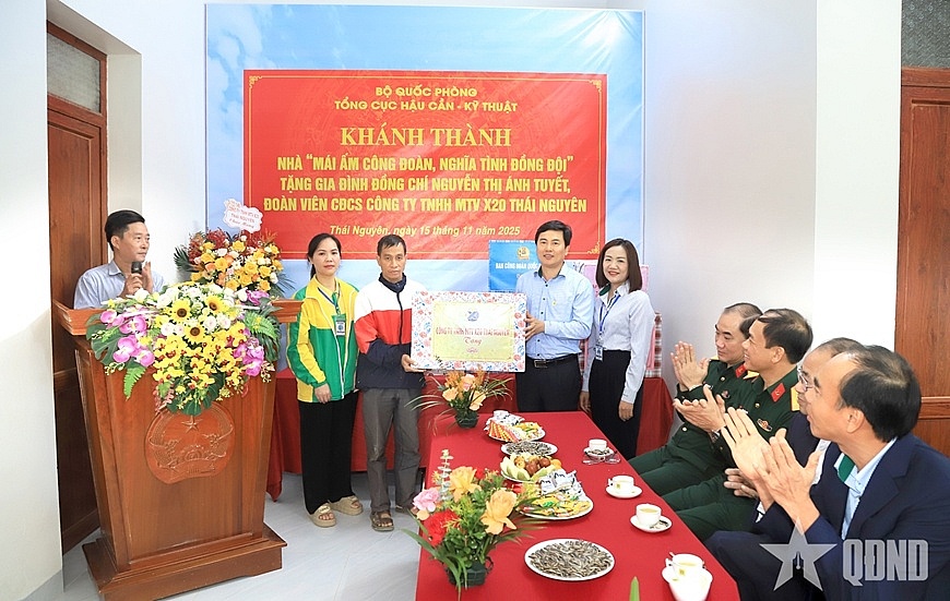 Công ty TNHH MTV X20 Thái Nguyên trao quà tặng gia đình. Ảnh: Thăng Bảy