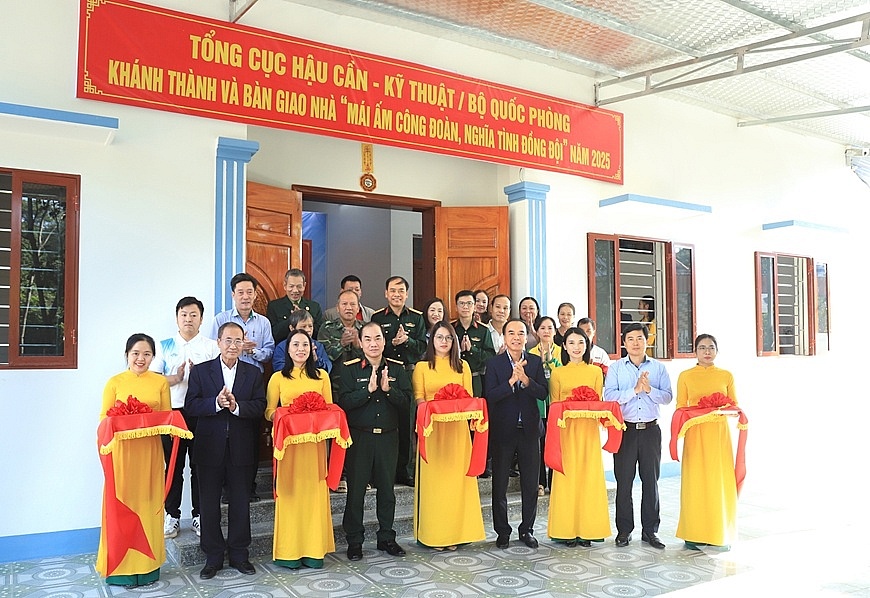 Ban Công đoàn Quốc phòng hỗ trợ Công ty X20 Thái Nguyên xây nhà 