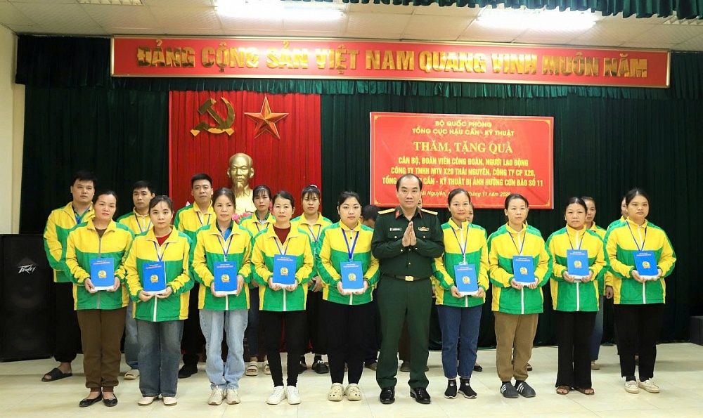 Đại tá Nguyễn Văn Tuấn trao hỗ trợ của Ban Công đoàn Quốc phòng tặng đoàn viên công đoàn, người lao động công ty. Ảnh: ĐVCC