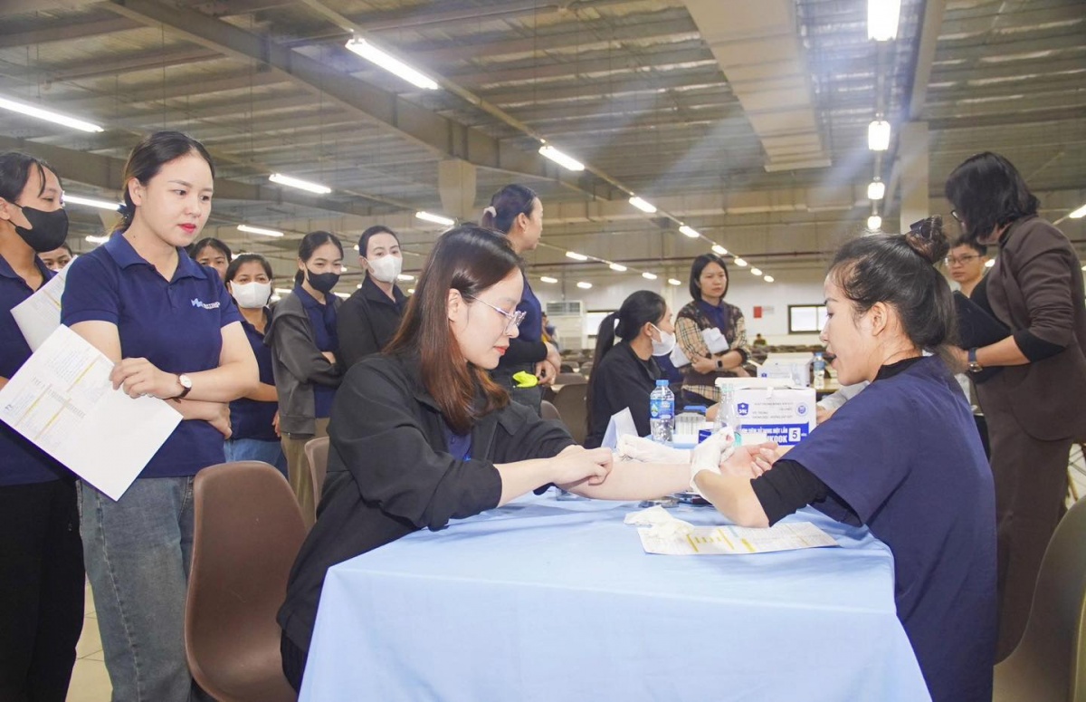 Nghệ An: 2.000 người lao động được khám bệnh miễn phí Nghệ An: 2.000 người lao động được khám bệnh miễn phí