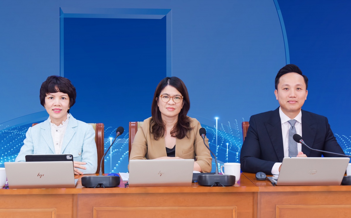 TV.HĐQT Phạm Thị Thanh Hoài chủ trì (ở giữa) Hội nghị cập nhật kết quả kinh doanh quý 3/2025 của VietinBank