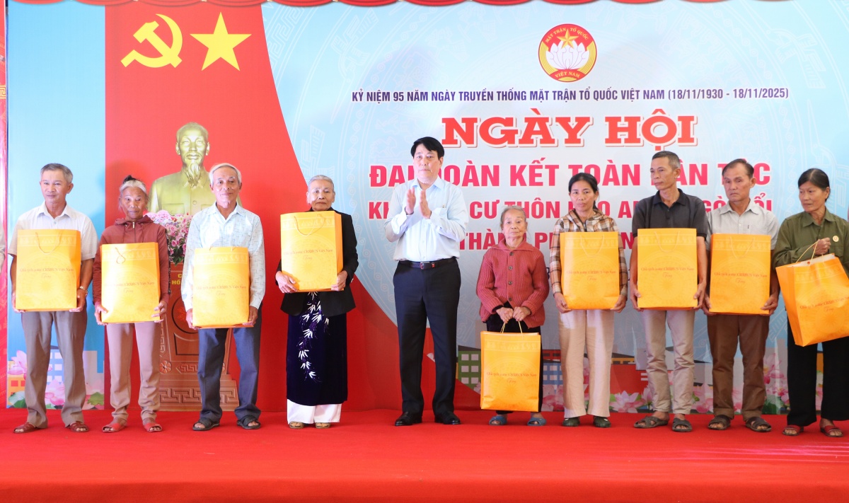 Chủ tịch nước Lương Cường tặng quà cho các gia đình chính sách xã Gò Nổi. Chủ tịch nước Lương Cường tặng quà cho các gia đình chính sách xã Gò Nổi.