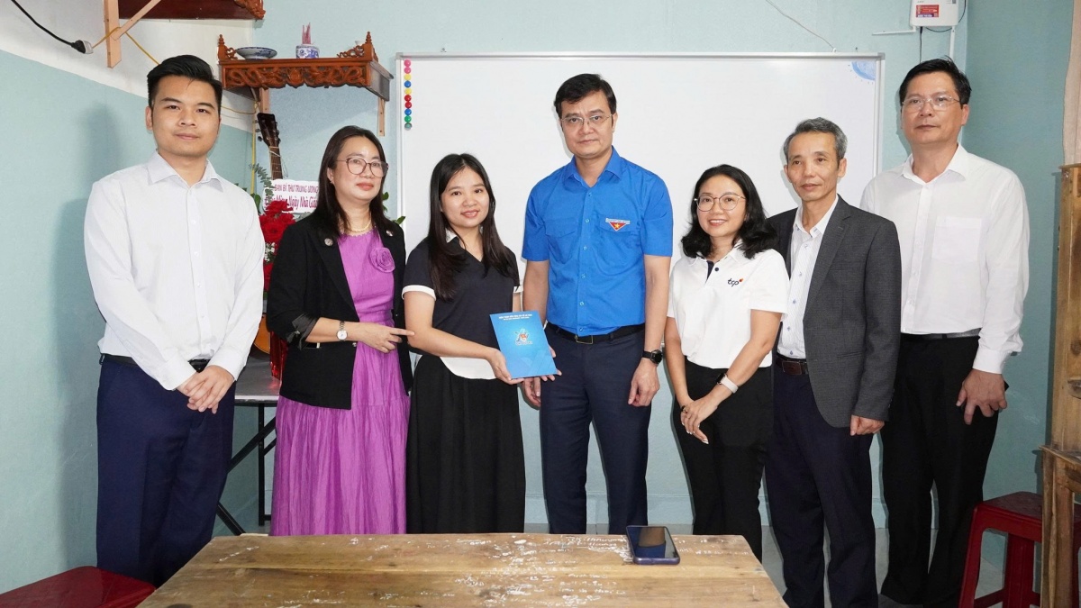 Trung ương Đoàn Thanh niên chia sẻ khó khăn với thầy cô, học sinh vùng lũ TP. Huế Trung ương Đoàn Thanh niên chia sẻ khó khăn với thầy cô, học sinh vùng lũ TP. Huế