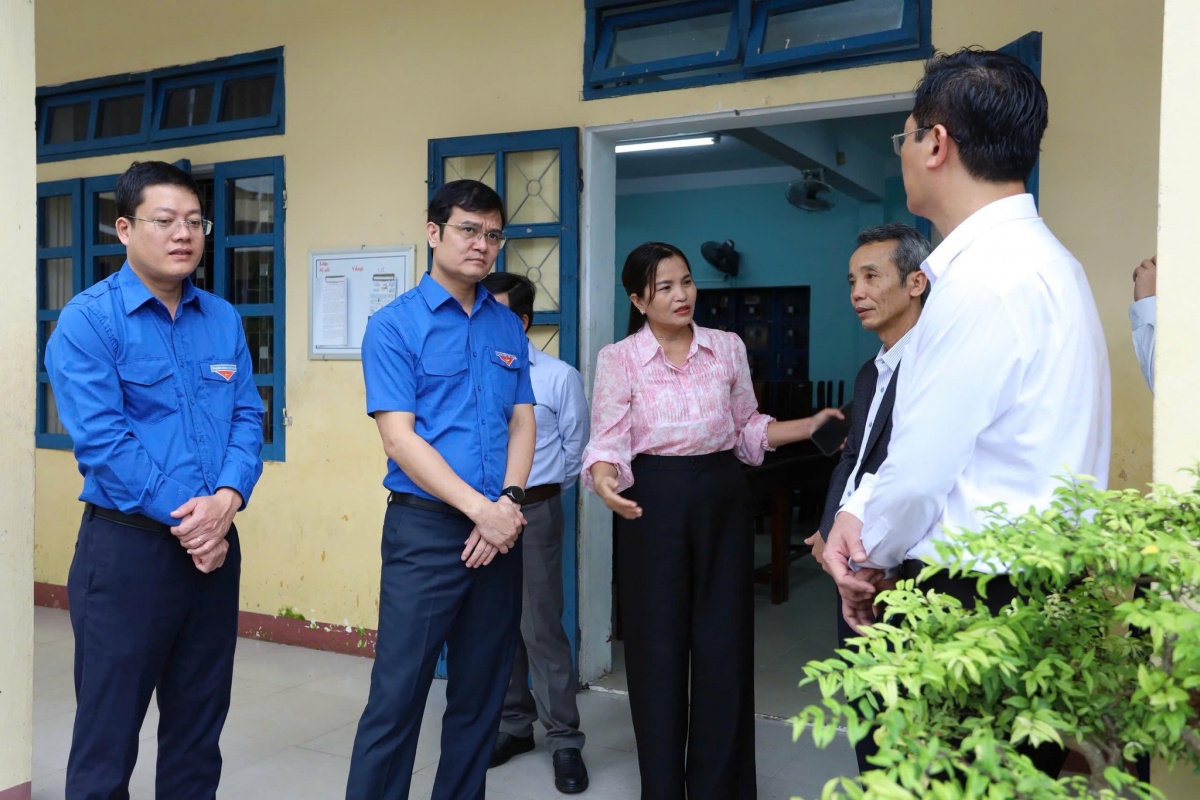 Trung ương Đoàn Thanh niên chia sẻ khó khăn với thầy cô, học sinh vùng lũ TP. Huế Trung ương Đoàn Thanh niên chia sẻ khó khăn với thầy cô, học sinh vùng lũ TP. Huế