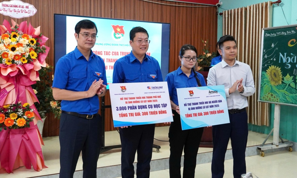 Trung ương Đoàn Thanh niên chia sẻ khó khăn với thầy cô, học sinh vùng lũ TP. Huế Trung ương Đoàn Thanh niên chia sẻ khó khăn với thầy cô, học sinh vùng lũ TP. Huế