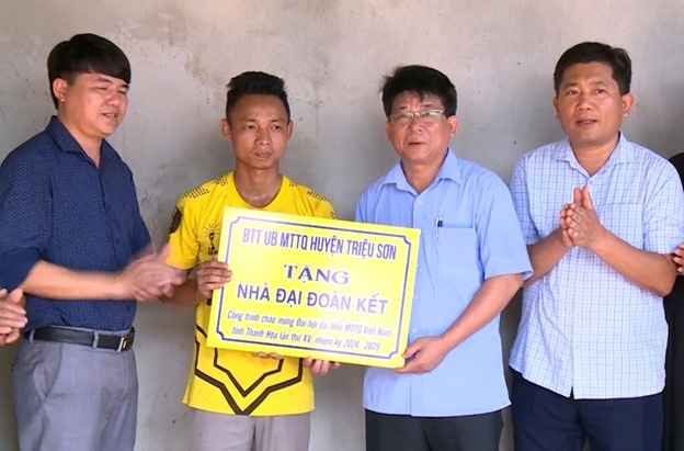 Người cán bộ mặt trận gương mẫu, hết lòng vì dân Người cán bộ mặt trận gương mẫu, hết lòng vì dân