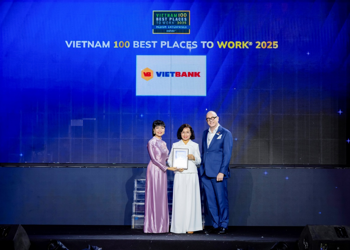 Bà Trần Thị Ngọc Lý, Giám đốc Khối Nguồn nhân lực Vietbank nhận giải thưởng top 100 nơi làm việc tốt nhất Việt Nam năm 2025 - khối Doanh nghiệp Vừa Bà Trần Thị Ngọc Lý, Giám đốc Khối Nguồn nhân lực Vietbank nhận giải thưởng top 100 nơi làm việc tốt nhất Việt Nam năm 2025 - khối Doanh nghiệp Vừa