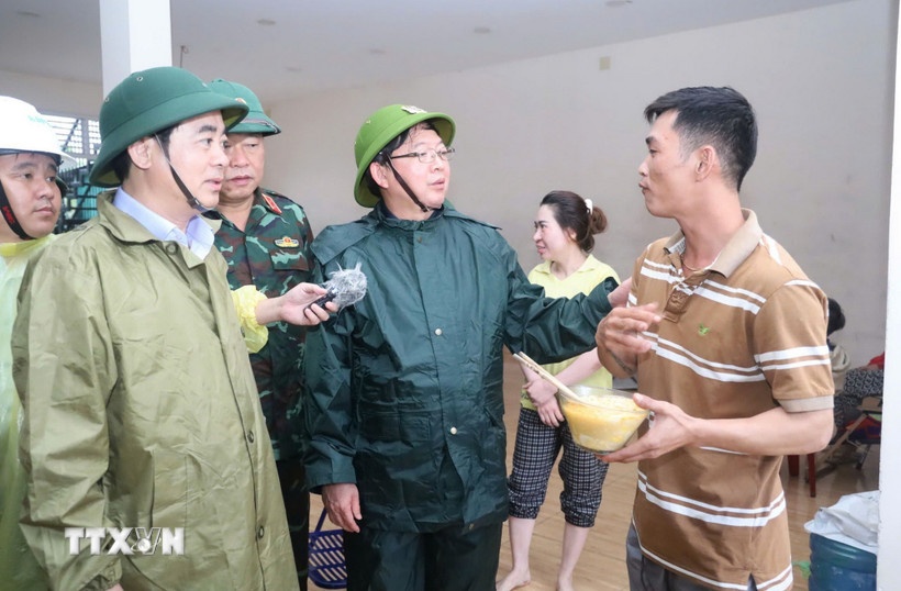 Phó Thủ tướng Chính phủ Hồ Quốc Dũng thăm hỏi, động viên người dân tại điểm tránh trú mưa lũ ở xã Suối Hiệp. (Ảnh: Xuân Triệu/TTXVN)