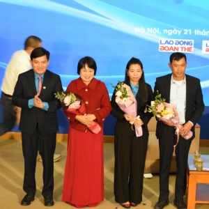 Tựa như một vòng tay không bao giờ buông