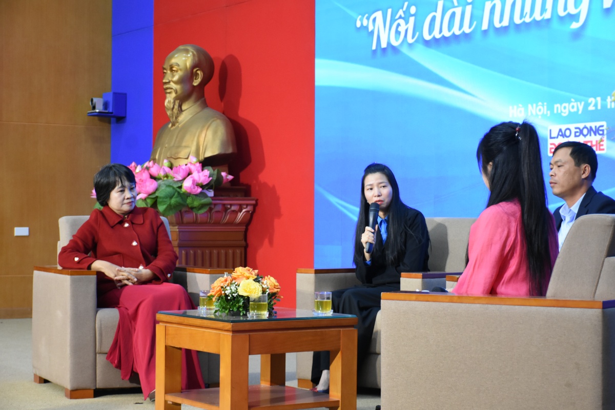 Tựa như một vòng tay không bao giờ buông