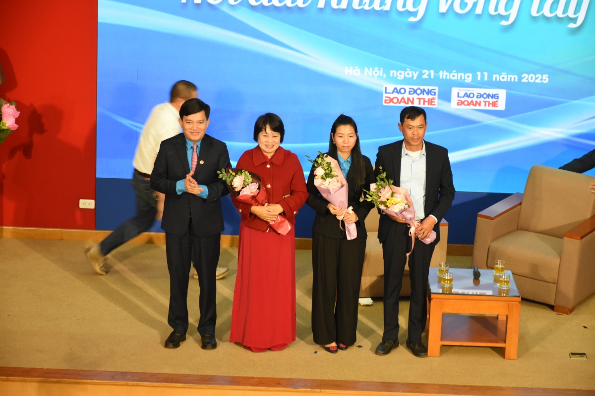 Tựa như một vòng tay không bao giờ buông