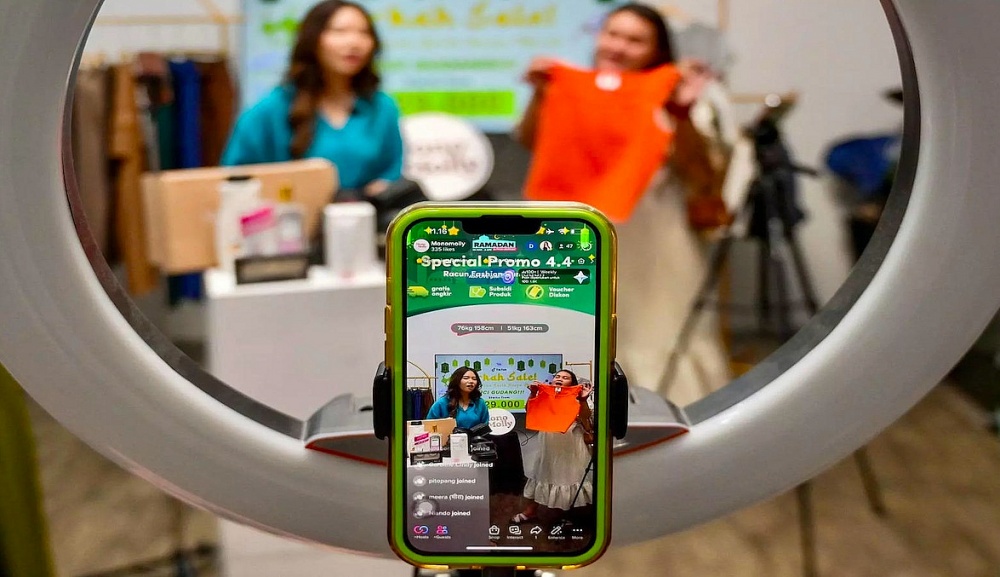 Từ chỉ là một hoạt động tiếp thị, livestream hiện nay đang tiến gần đến vai trò không gian công cộng số. Ảnh: Internet