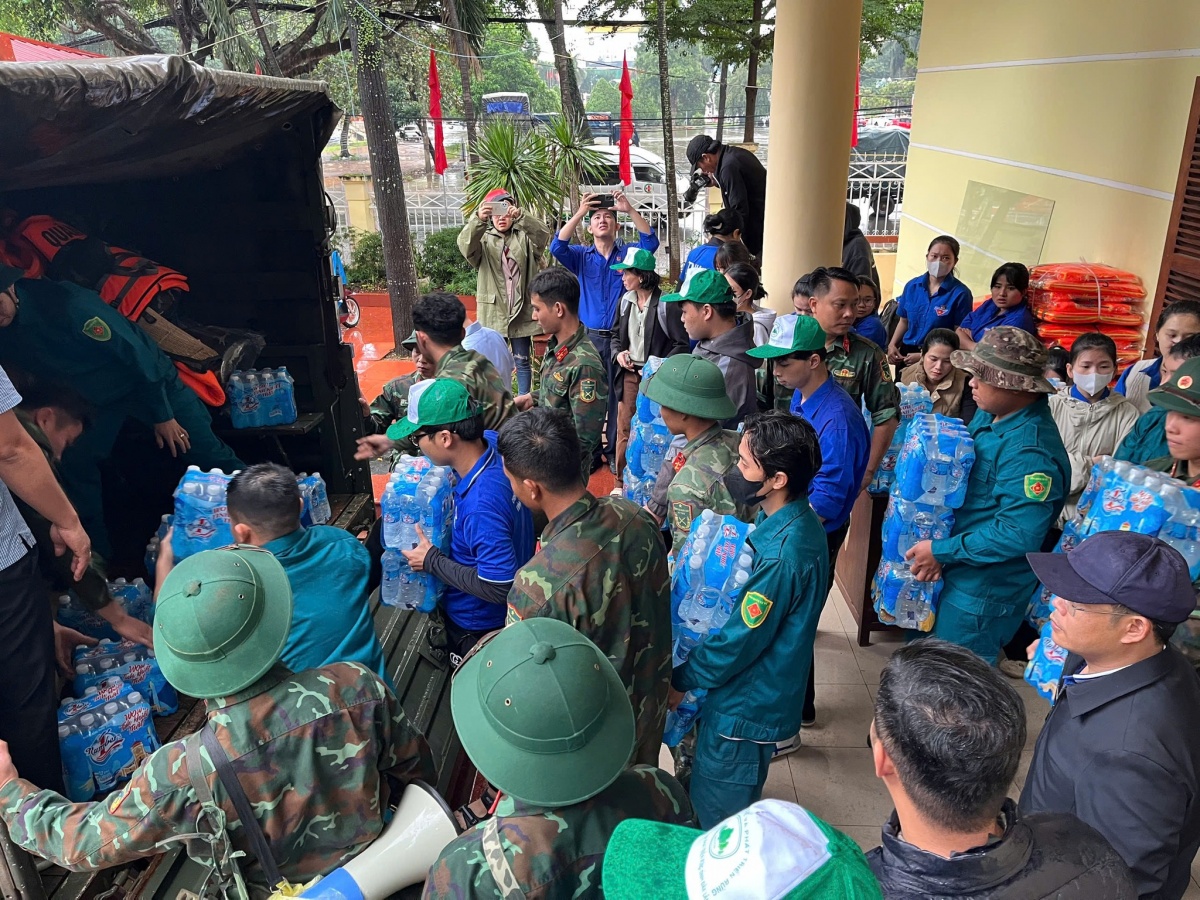 Bộ đội và đoàn thể sát cánh cùng Nhân dân trong lũ dữ