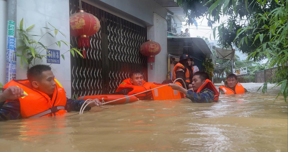 Chung tay trong lũ dữ: Ấm lòng Bộ đội và đoàn thể sát cánh cùng Nhân dân