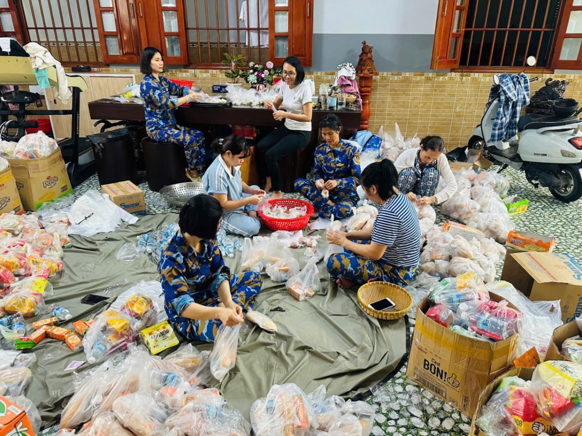 Chung tay trong lũ dữ: Ấm lòng Bộ đội và đoàn thể sát cánh cùng Nhân dân