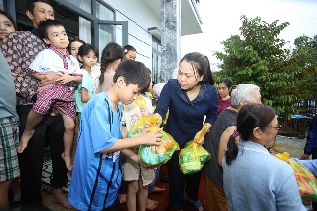 Chung tay trong lũ dữ: Ấm lòng Bộ đội và đoàn thể sát cánh cùng Nhân dân