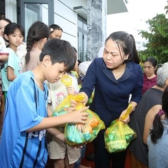 Bộ đội và đoàn thể sát cánh cùng Nhân dân trong lũ dữ
