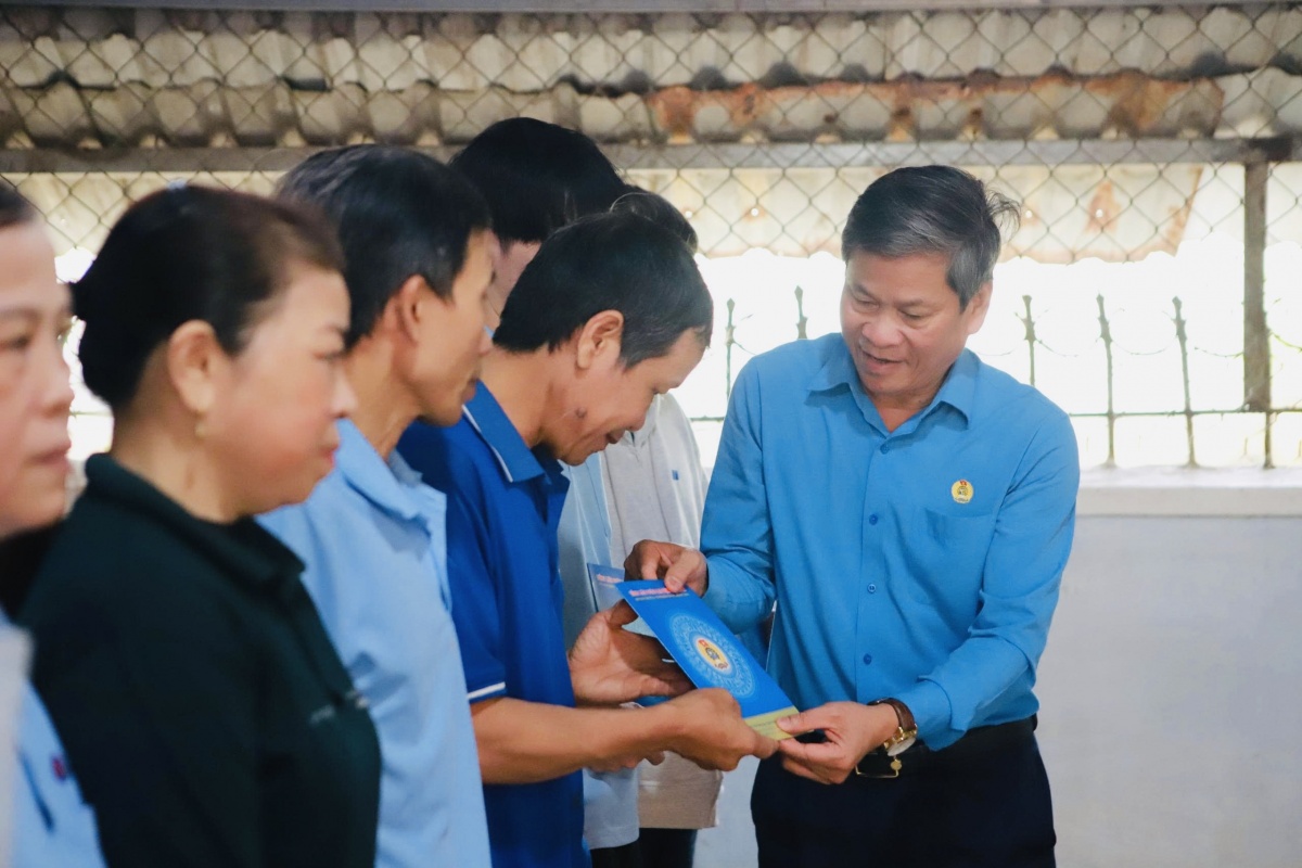 Hơn 1,5 tỷ đồng hỗ trợ công nhân Gia Lai bị thiên tai Hơn 1,5 tỷ đồng hỗ trợ công nhân Gia Lai bị thiên tai