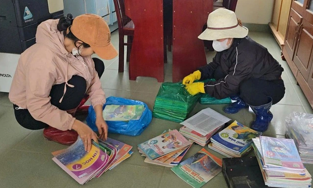 Cấp phát miễn phí toàn bộ sách giáo khoa cho học sinh vùng lũ Cấp phát miễn phí toàn bộ sách giáo khoa cho học sinh vùng lũ