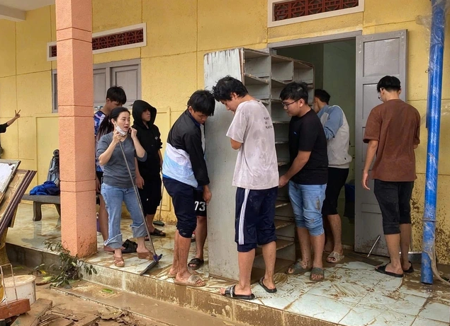 Cấp phát miễn phí toàn bộ sách giáo khoa cho học sinh vùng lũ Cấp phát miễn phí toàn bộ sách giáo khoa cho học sinh vùng lũ