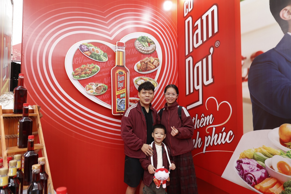 Người tiêu dùng chụp ảnh cùng thương hiệu Nam Ngư của Masan Consumer