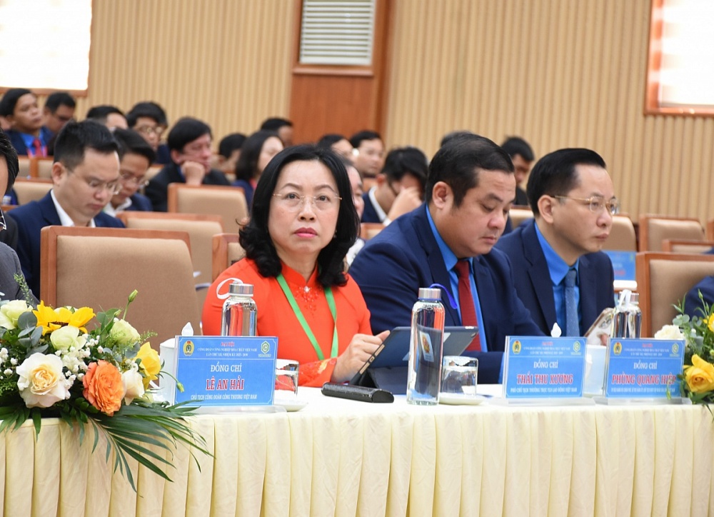 Đồng chí Thái Thu Sương, Phó Chủ tịch Thường trực Tổng Liên đoàn Lao động Việt Nam và đồng chí Lê An Hải, Chủ tịch Công đoàn Công Thương Việt Nam đã đến dự, tặng hoa chúc mừng và đánh giá cao những kết quả mà Công đoàn Công nghiệp Hóa chất Việt Nam. Ảnh: Nguyễn Việt