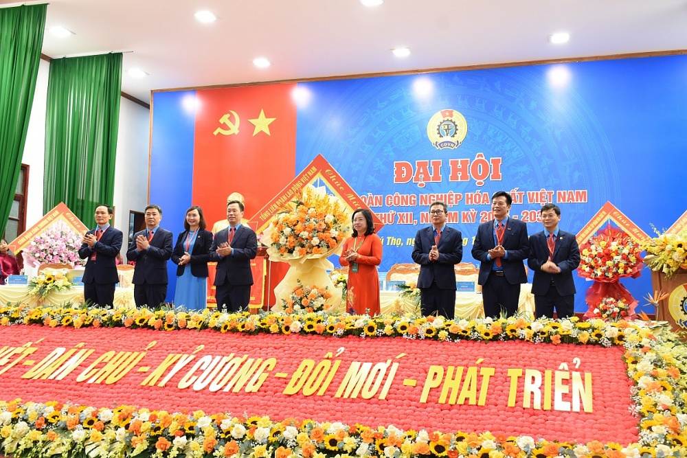 Đồng chí Thái Thu Sương, Phó Chủ tịch Thường trực Tổng Liên đoàn Lao động Việt Nam và đồng chí Lê An Hải, Chủ tịch Công đoàn Công Thương Việt Nam đã đến dự, tặng hoa chúc mừng và đánh giá cao những kết quả mà Công đoàn Công nghiệp Hóa chất Việt Nam. Ảnh: Nguyễn Việt