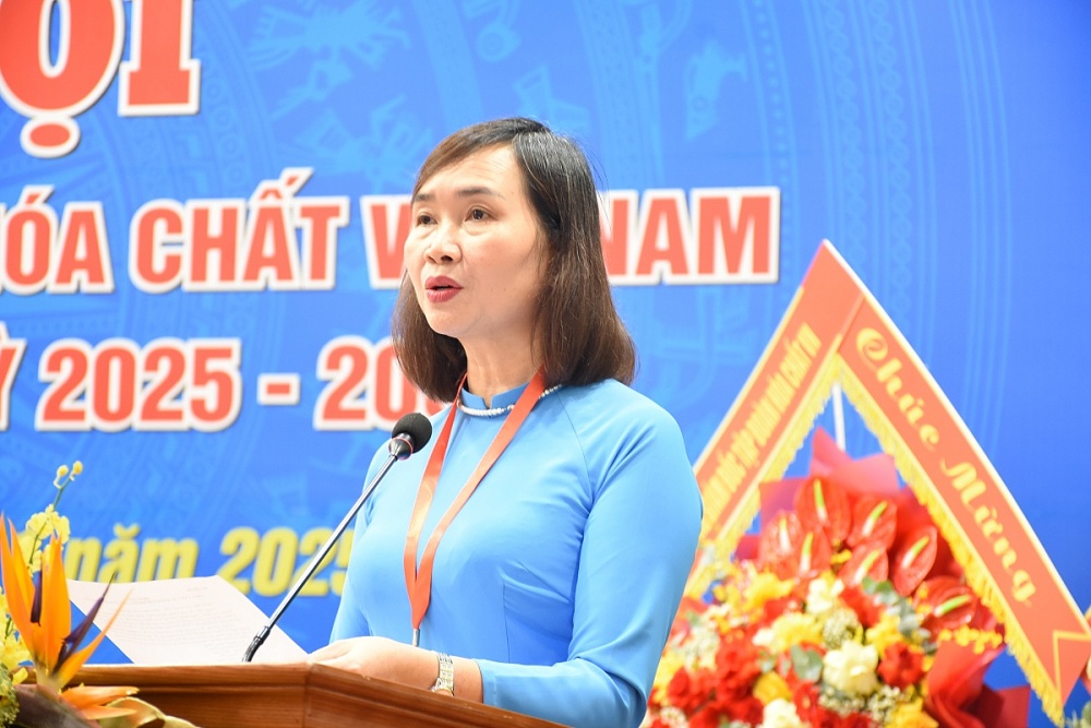 Thay mặt Ban Chấp hành khóa XI, đồng chí Hồ Thị Mai Hương, Phó Chủ tịch Công đoàn Công nghiệp Hóa chất Việt Nam trình bày phương hướng nhiệm kỳ 2025-2030 với khẩu hiệu hành động: “Đoàn kết – Dân chủ – Kỷ cương – Đổi mới – Phát triển”. Ảnh: Nguyễn Việt