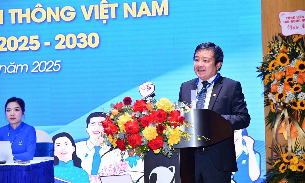 Đồng chí Huỳnh Quang Liêm, Thành viên hội đồng thành viên, Tổng Giám đốc Tập đoàn biểu dương Ban chấp hành Công đoàn VNPT giai đoạn 2023 - 2025. Ảnh: Nguyễn Việt