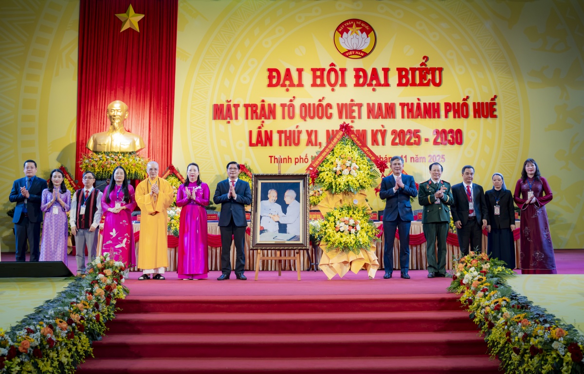 Huế: Mỗi người dân là một Huế: Mỗi người dân là một