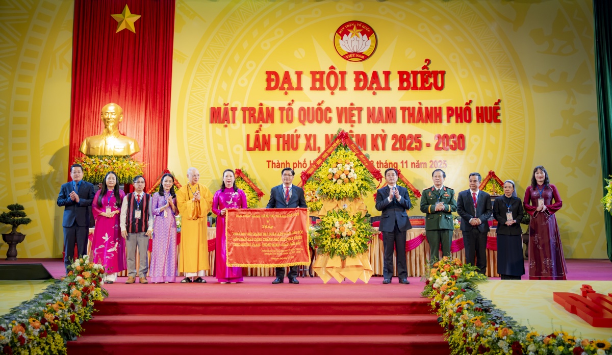 Huế: Mỗi người dân là một Huế: Mỗi người dân là một