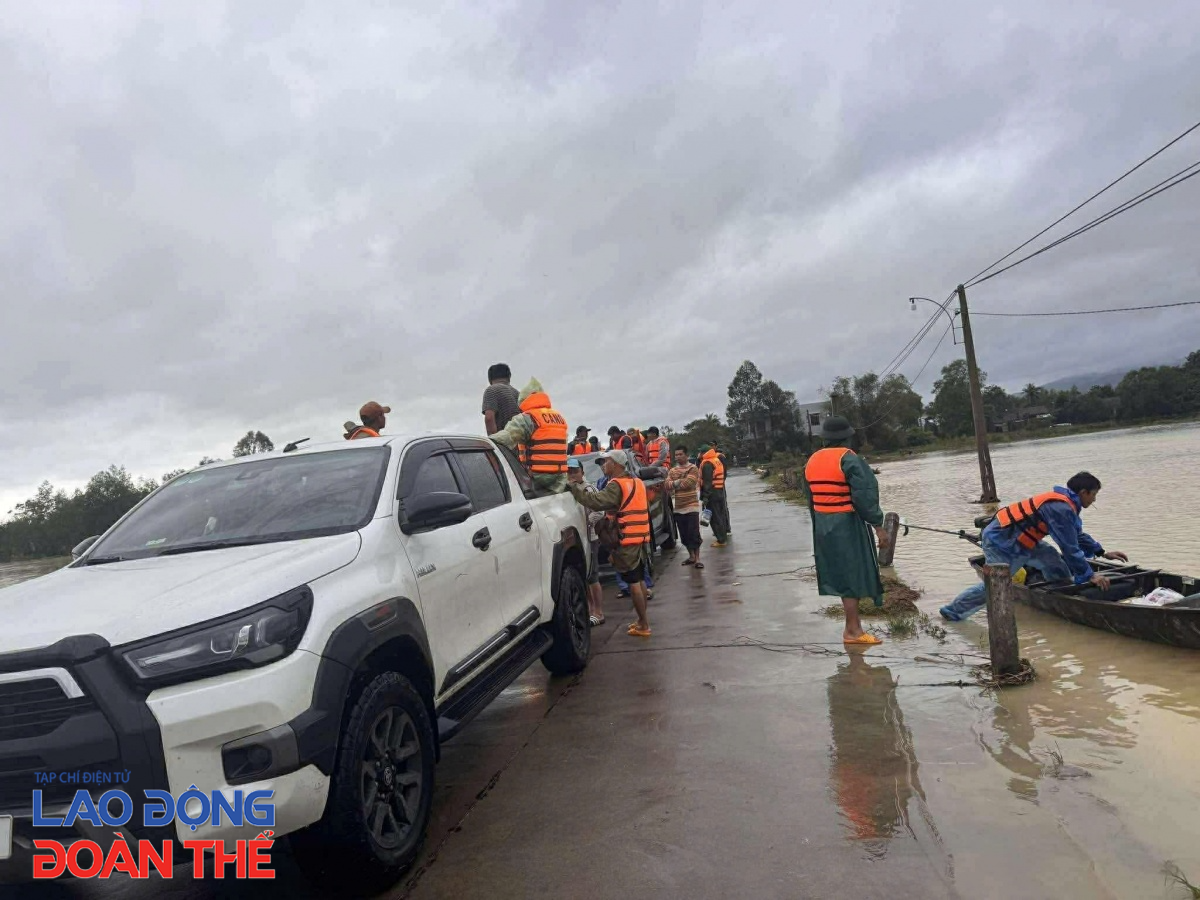 Những người “đánh cược sinh mạng” giữa rốn lũ Đắk Lắk