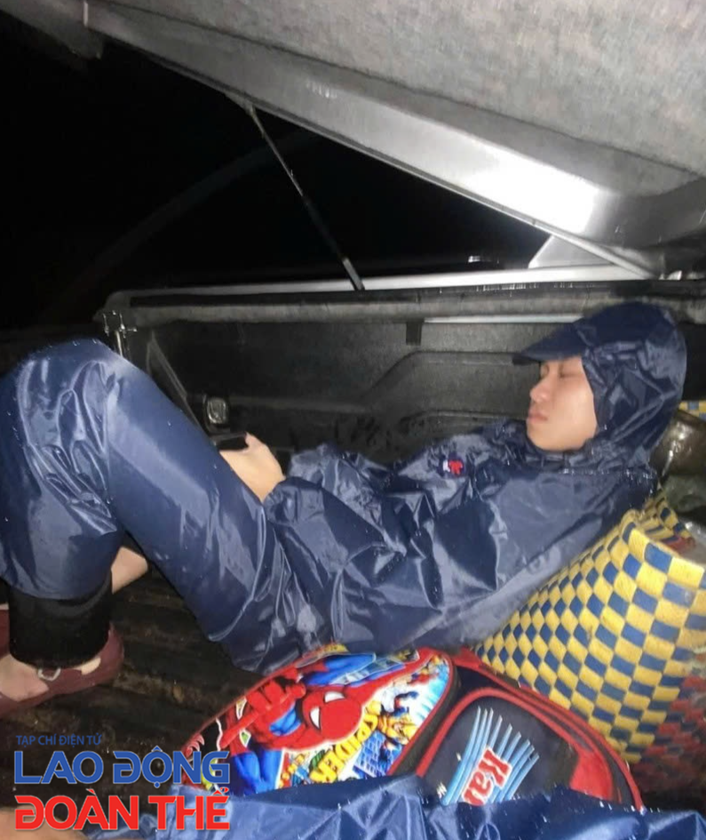 Những người “đánh cược sinh mạng” giữa rốn lũ Đắk Lắk