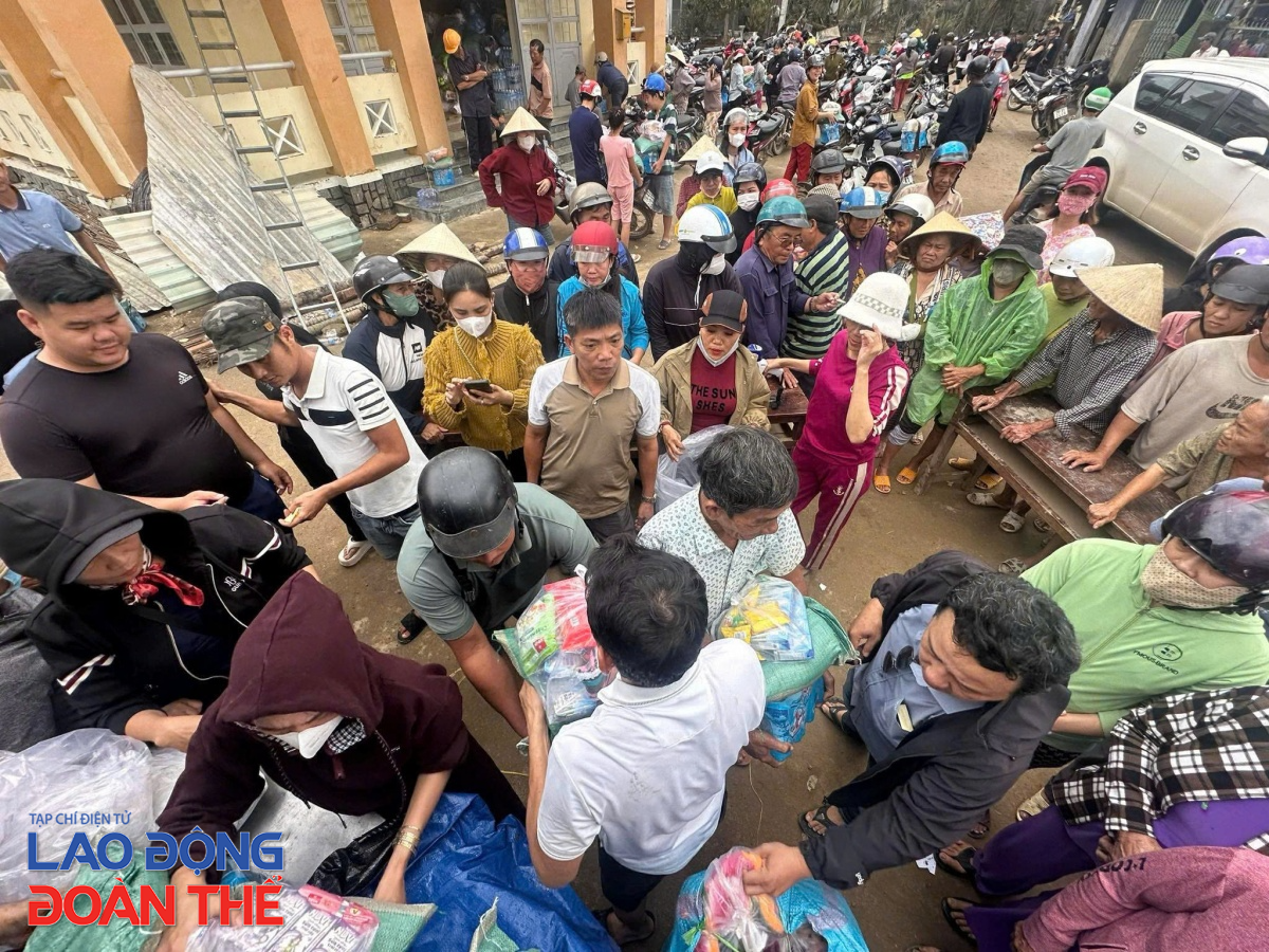 Những người “đánh cược sinh mạng” giữa rốn lũ Đắk Lắk