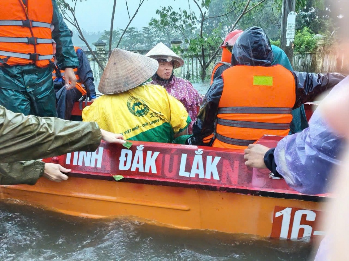 Người dân vùng lũ được khám bảo hiểm y tế không cần đúng tuyến Người dân vùng lũ được khám bảo hiểm y tế không cần đúng tuyến