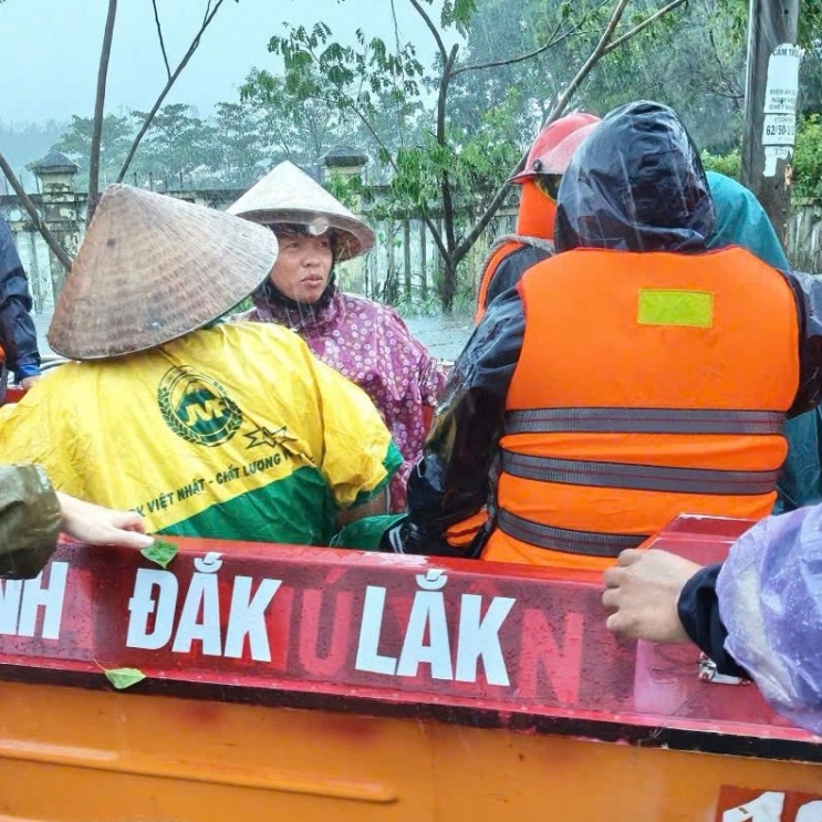 Người dân vùng lũ được khám bảo hiểm y tế không cần đúng tuyến