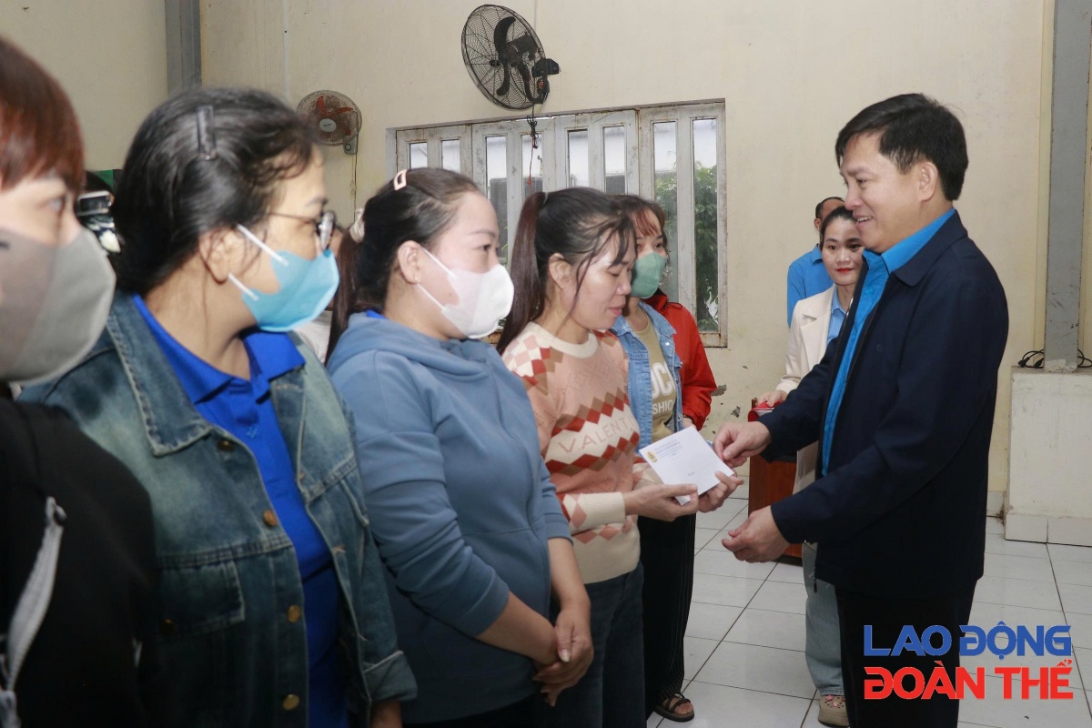 Người dân vùng lũ được khám bảo hiểm y tế không cần đúng tuyến Người dân vùng lũ được khám bảo hiểm y tế không cần đúng tuyến