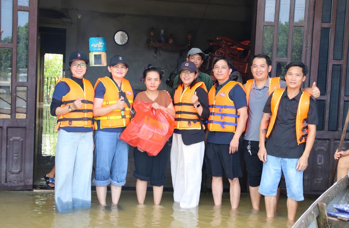 Bão lũ qua đi, người lao động và doanh nghiệp thêm gắn kết Bão lũ qua đi, người lao động và doanh nghiệp thêm gắn kết