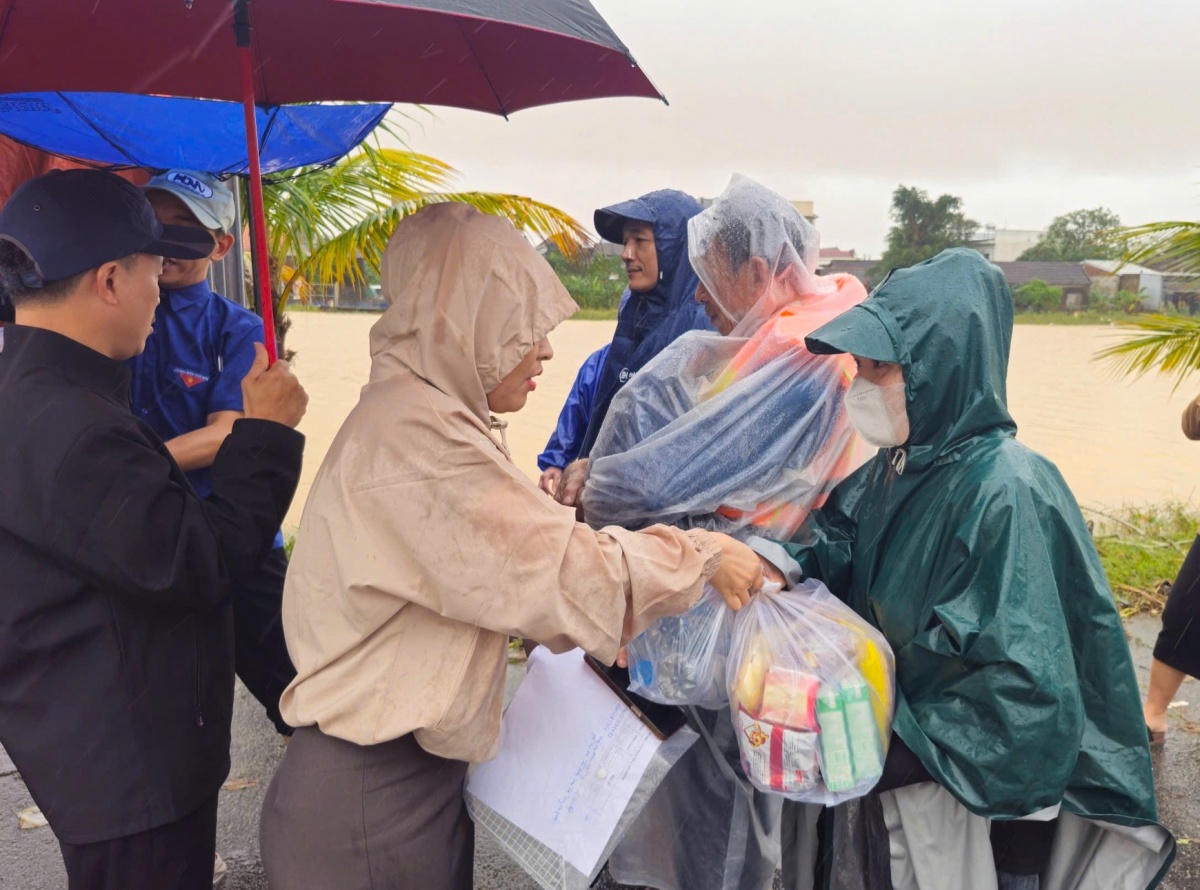 Bão lũ qua đi, người lao động và doanh nghiệp thêm gắn kết Bão lũ qua đi, người lao động và doanh nghiệp thêm gắn kết