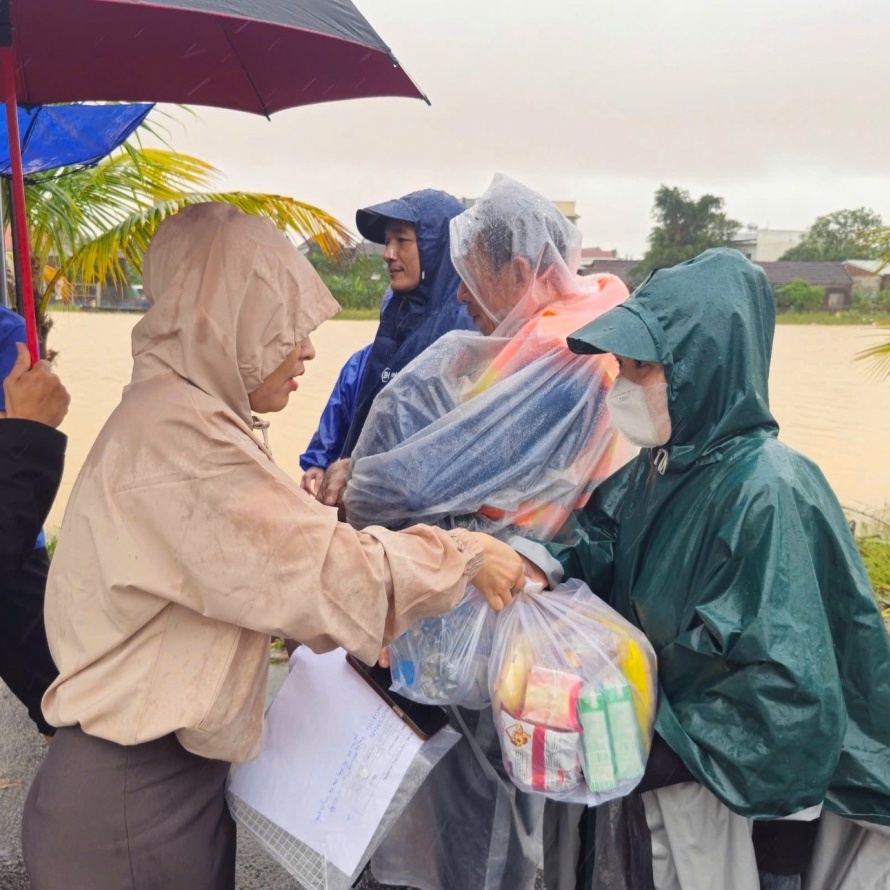 Bão lũ qua đi, người lao động và doanh nghiệp thêm gắn kết